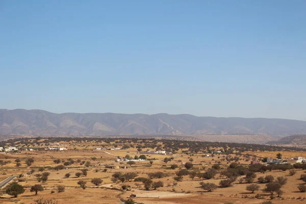 Ένα Τοπίο Έρημης Περιοχής Φτωχή Βλάστηση Κάτω Από Τον Καταγάλανο — Φωτογραφία Αρχείου