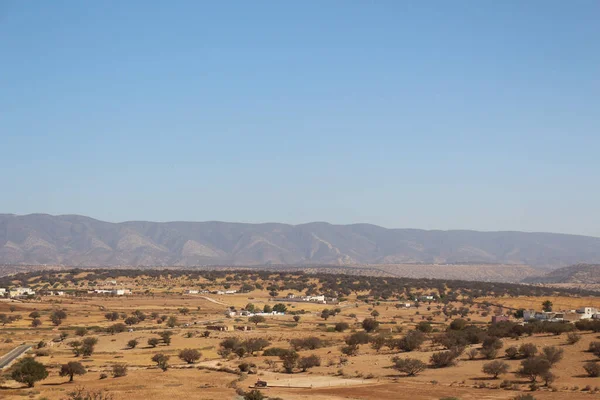 Een Landschap Van Een Verlaten Gebied Met Slechte Vegetatie Onder — Stockfoto