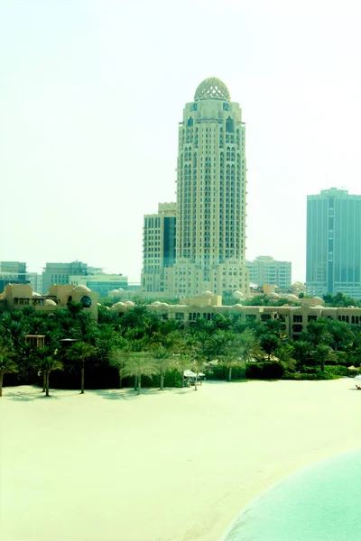 Vertical Shot Idyllic Sandy Beach Modern Skyscrapers Background — Stockfoto