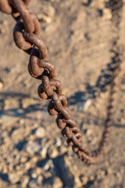 Rostige Kette Hängt Herunter Und Schneidet Die Passage Mit Unscharfem — Stockfoto