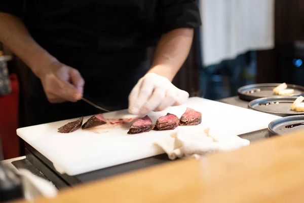 Closeup Shot Gourmet Chef Slicing Steak — Stock Photo, Image