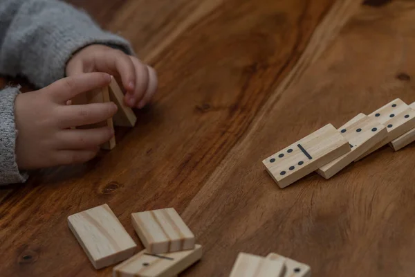 Kind Handen Grijze Trui Spelen Dominostenen Met Wazig Focus — Stockfoto