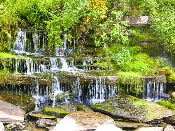 森林里瀑布瀑布的美丽景象 — 图库照片