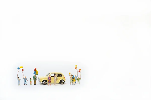 Egy Miniatűr Család Színes Lufikkal Ünnepli Autót — Stock Fotó