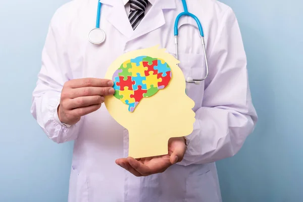 Lekarz Trzymający Głowę Układanki Kształt Mózgu Koncepcja Zaburzeń Spektrum Autyzmu — Zdjęcie stockowe
