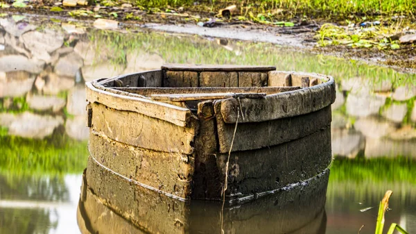 Viejo Barco Madera Agua Con Reflejo Piedras — Foto de Stock