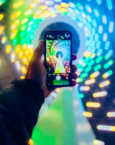 Uno Scatto Verticale Una Mano Che Scatta Una Foto Della — Foto Stock