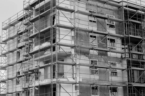 Poznan Poland May 2019 Grayscale Building Being Renovated Covered Scaffoldings — Stock Photo, Image