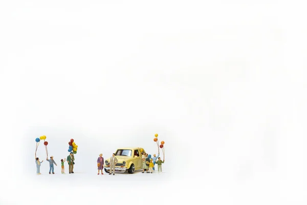 Een Miniatuur Familie Met Kleurrijke Ballonnen Die Nieuwe Auto Vieren — Stockfoto