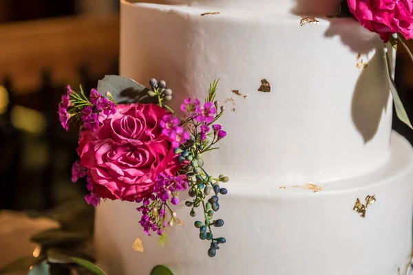 Tiro Close Bolo Casamento Decorado Com Belas Flores — Fotografia de Stock