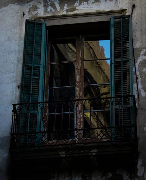 Yıpranmış Ahşap Çerçeveli Eski Mistik Bina Kapısı — Stok fotoğraf