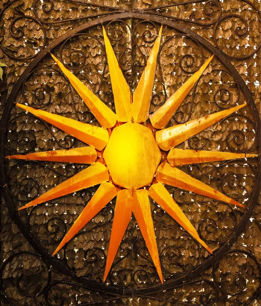 Tiro Vertical Decoração Forma Sol Com Longos Raios Círculo — Fotografia de Stock
