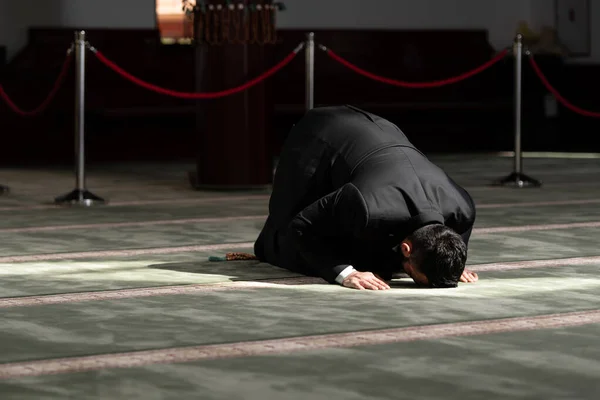 Hombre Musulmán Haciendo Oración Tradicional Dios Allah Rodillas Mezquita — Foto de Stock