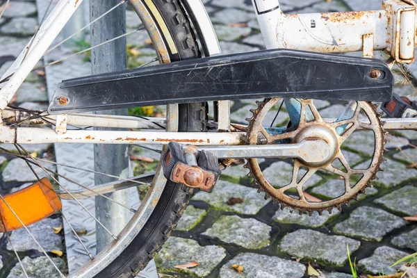 Zbliżenie Ujęcia Starego Rustykalnego Koła Rowerowego Ulicy — Zdjęcie stockowe