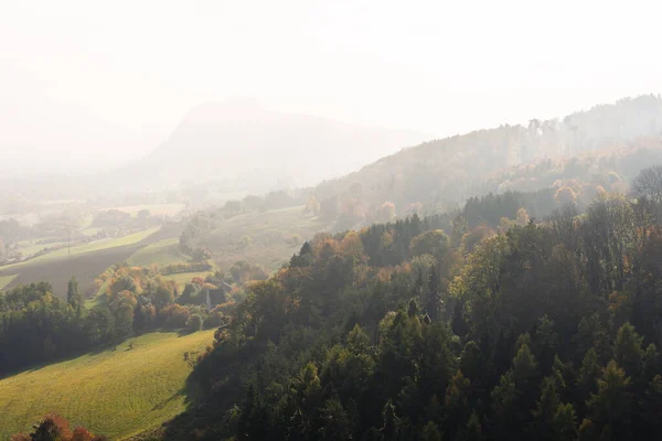 Letecký Pohled Zalesněné Hory Počátku Podzimu — Stock fotografie