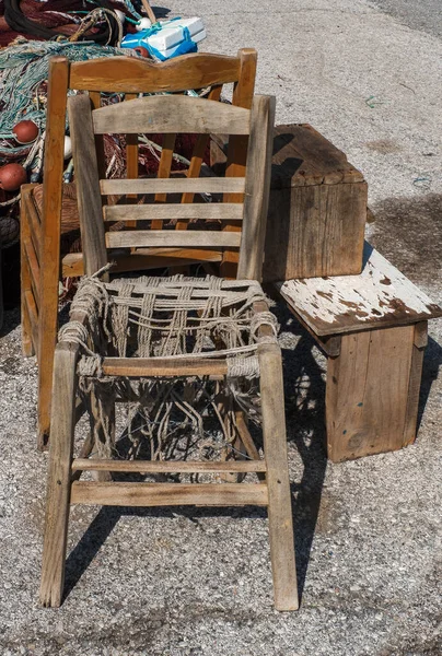 Dışarıdaki Eski Tahta Sandalyelerin Dikey Görüntüsü — Stok fotoğraf