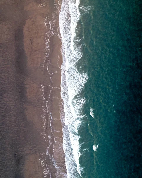 Een Vanuit Lucht Uitzicht Prachtige Zee Golven Het Strand — Stockfoto