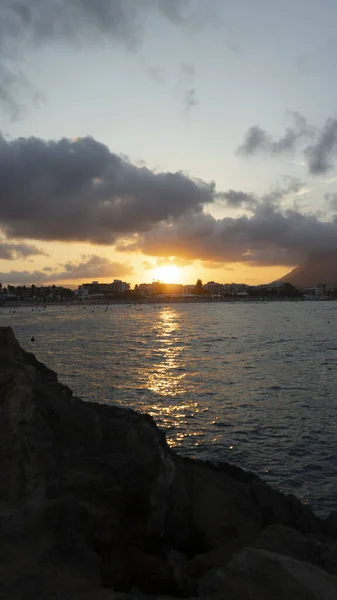 Vertical Shot Beautiful Sunset Town Coast Sea — Fotografia de Stock