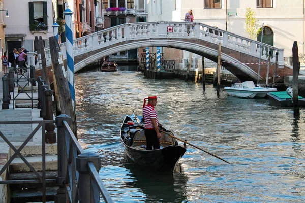 Venice Italy Νοέμβριος 2021 Μια Γόνδολα Μπροστά Από Μια Γέφυρα — Φωτογραφία Αρχείου