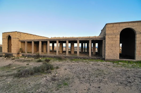 Antiguo Edificio Piedra Abandonado Con Columnas Cielo Azul Fondo —  Fotos de Stock