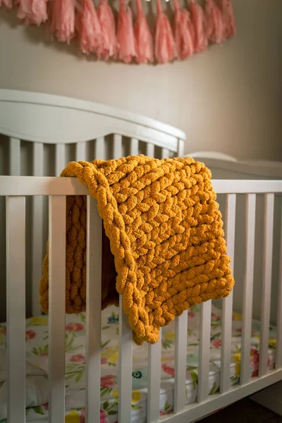 Quarto Bebê Confortável Com Berço Branco Macio Personalizado Feito Cobertor — Fotografia de Stock