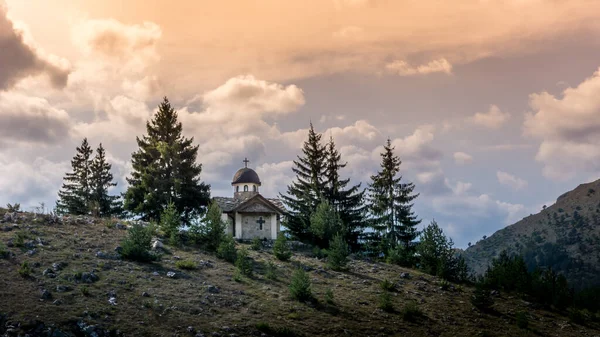森の中の小さな教会の美しい景色 — ストック写真