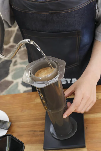 Disparo Vertical Barista Vertiendo Agua Una Cafetera Manual Una Balanza — Foto de Stock