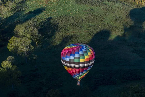 Een Prachtige Kleurrijke Regenboog Heteluchtballon Lucht — Stockfoto
