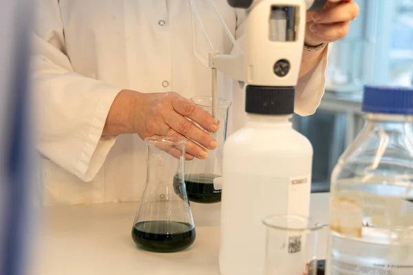 Cientista Misturar Líquidos Laboratório — Fotografia de Stock