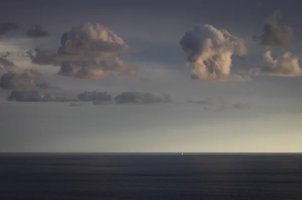 Una Hermosa Vista Del Paisaje Nublado Sobre Tranquila Superficie Del —  Fotos de Stock