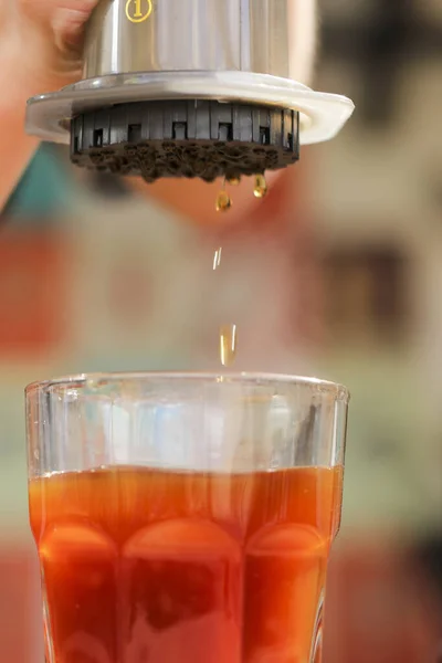 ポータブルジューサーから注ぐ新鮮なジュースのガラスの垂直ショット — ストック写真