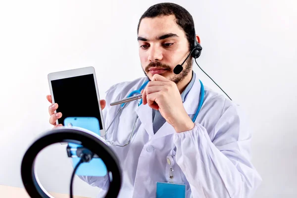 Penutupan Seorang Dokter Laki Laki Selama Konsultasi Medis Online — Stok Foto
