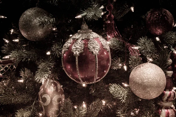 Een Close Shot Van Prachtige Vintage Glanzende Kerstboom Ballen Een — Stockfoto