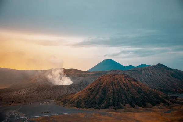 印度尼西亚的Bromo Tengger Semeru国家公园 有火山口 山脉和五彩斑斓的天空 — 图库照片