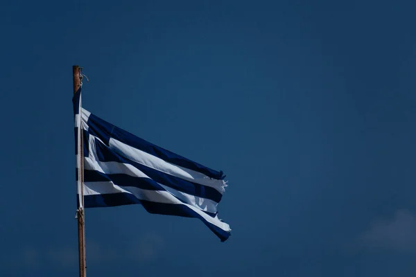 Uma Vista Bandeira Grega Isolada Céu Azul Claro — Fotografia de Stock