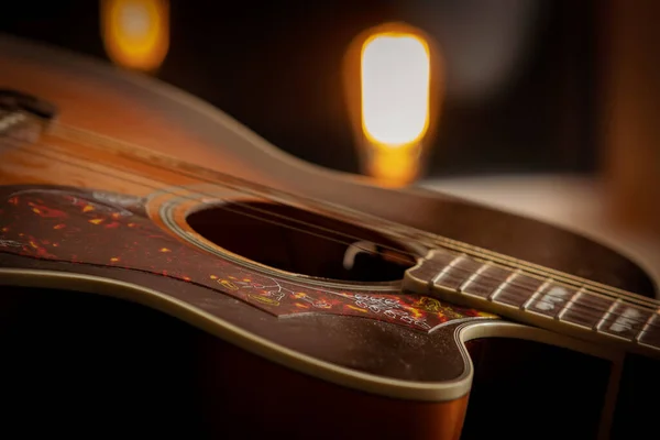 背景がぼやけているギターのクローズアップ — ストック写真