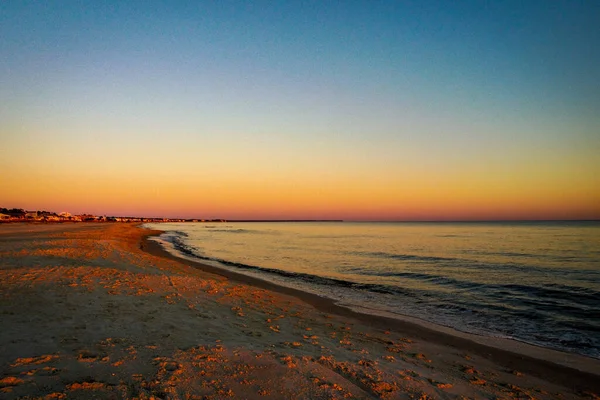 Krásný Výhled Pláž Moře Odrazem Západu Slunce Oblohy — Stock fotografie
