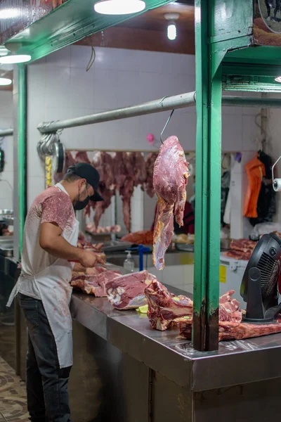 Vertical Shot Butcher Face Mask Cutting Meat Butchershop — Stockfoto