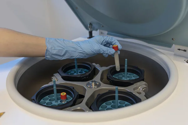 Scientifique Travaillant Avec Une Centrifugeuse Laboratoire — Photo