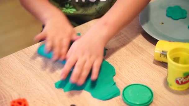 Närbild Bilder Barn Händer Leka Med Färgade Plasticine — Stockvideo