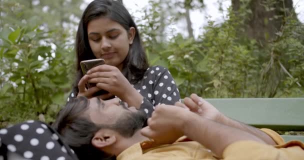 恋爱中的年轻夫妇用智能手机共度时光 — 图库视频影像