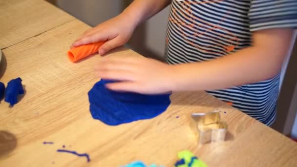 Zbliżenie Wideo Dzieci Ręce Bawiące Się Kolorowe Plastycyny — Wideo stockowe