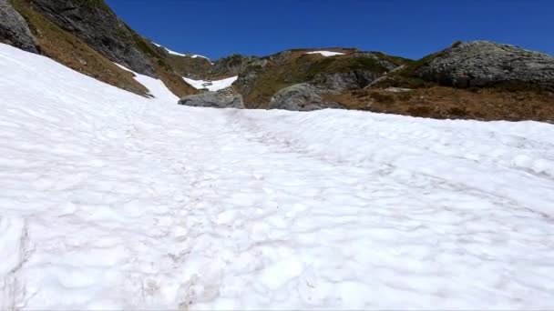 Piękny widok śnieżnych gór nad chmurami w dzień — Wideo stockowe