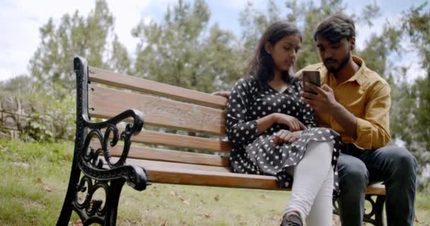 Jeune Couple Amoureux Passer Temps Ensemble Assis Sur Banc — Video