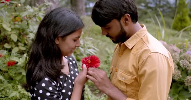 恋爱中的年轻夫妇在一起 闻着花的味道 — 图库视频影像