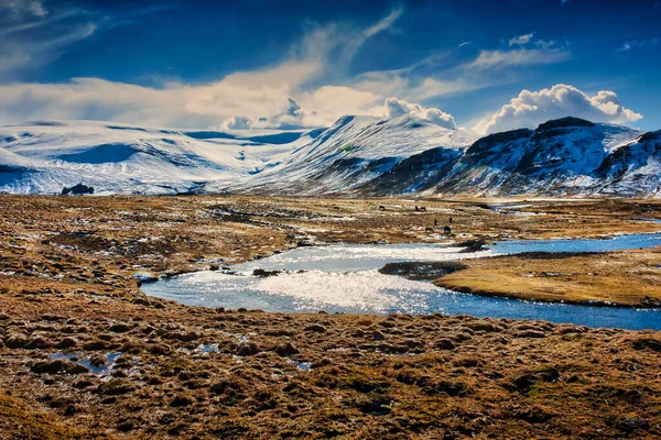 Μια Θέα Τοπίο Χιονισμένα Βουνά Και Ένα Παγωμένο Κανάλι — Φωτογραφία Αρχείου