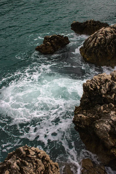 Пікантні Морські Хвилі Котиться Падає Скелі Бризкою Вдень — стокове фото