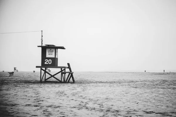 Cliché Niveaux Gris Une Cabane Pêche Bois Sur Côte — Photo