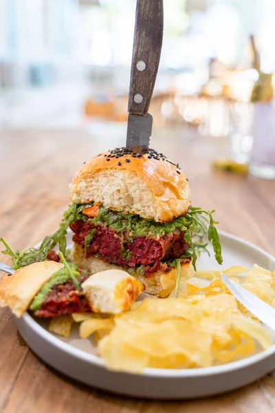 Крупним Планом Вегетаріанський Бургер Чіпсами Тарілці — стокове фото