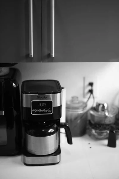 Una Toma Escala Grises Una Máquina Café Cocina — Foto de Stock
